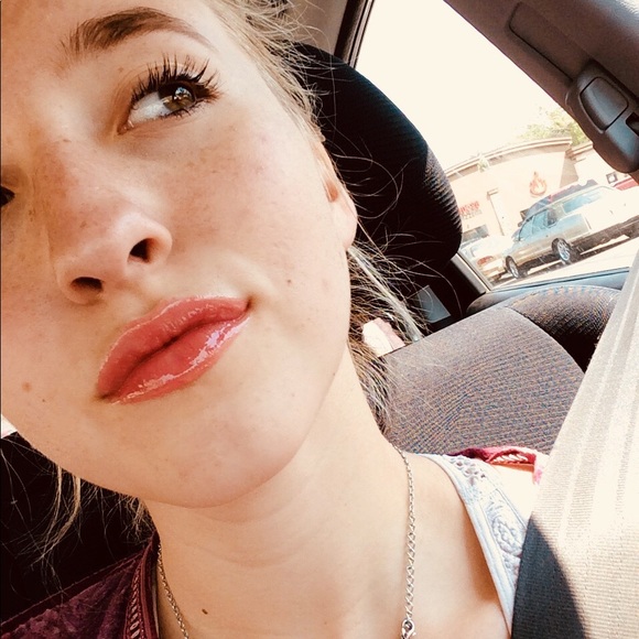 Profile Picture of Willow Battrick (@anjuliruth) on Poshmark