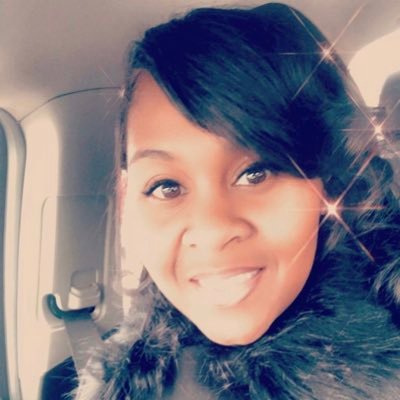 Profile Picture of Yolanda Nicole (@YoLoTrendSetter) on Twitter