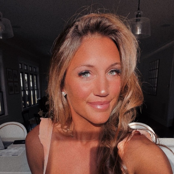 Profile Picture of Amanda Allgood (@amandamallgood) on Poshmark