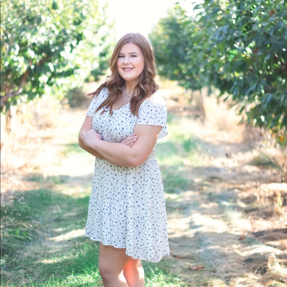 Profile Picture of Sarah Enloe (@sarahenloe) on Poshmark