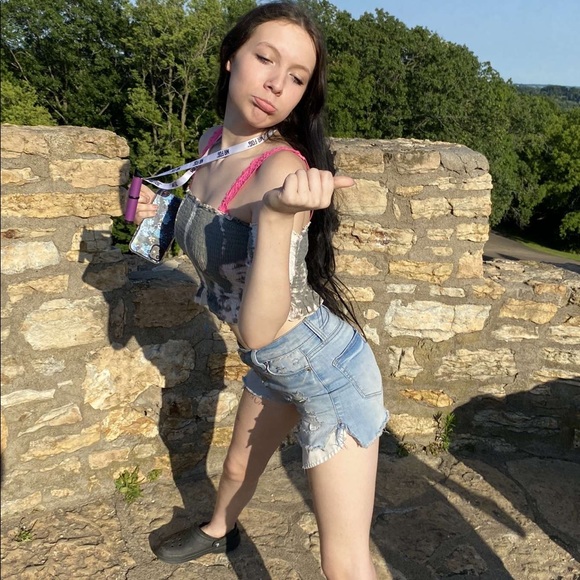 Profile Picture of Baylie Husemann (@bayliehusemann) on Poshmark