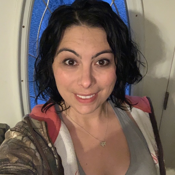 Profile Picture of Sarah Lambertson (@sarahlambo) on Poshmark