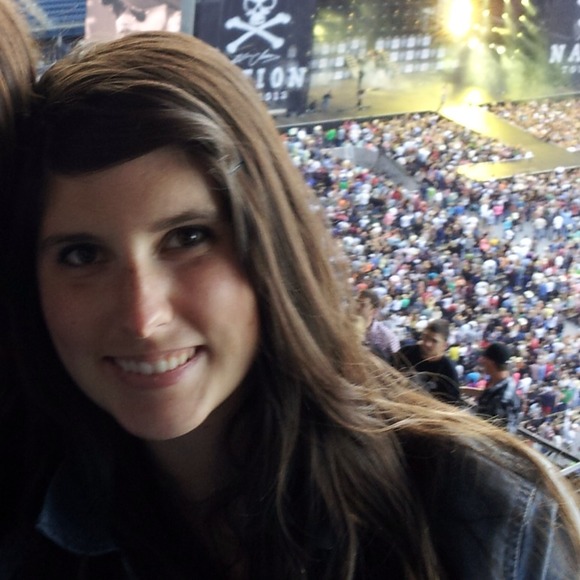 Kira Preston - Poshmark Profile Picture of Kira Preston (@kaypea13) on Poshmark