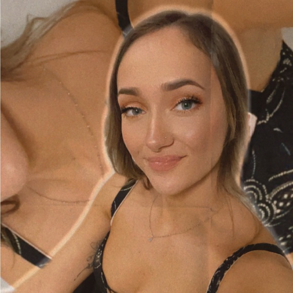 Profile Picture of Laura Leech (@lauraxx96) on Poshmark