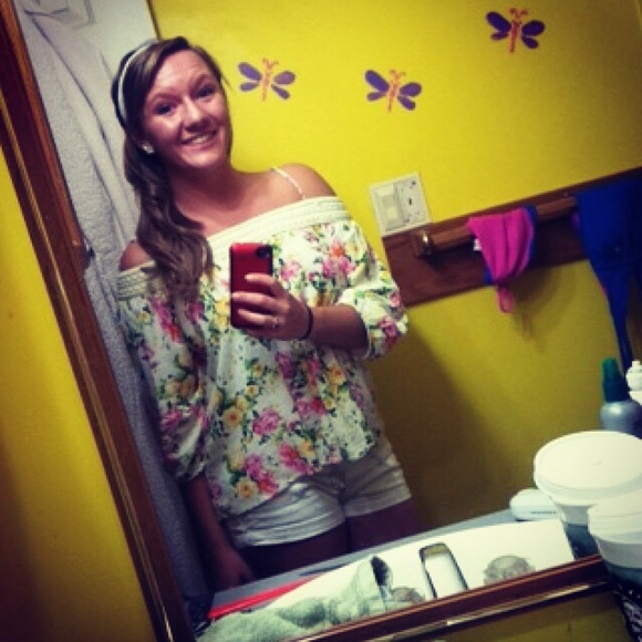 Profile Picture of Tiffany Blevins (@tiffanyannexox) on Poshmark