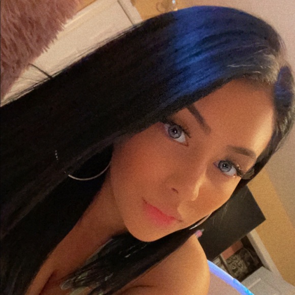 Profile Picture of Aylene Castro (@aylenecastro) on Poshmark