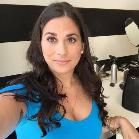 Profile Picture of Julia Weifenbach (@jewelz3182) on Poshmark