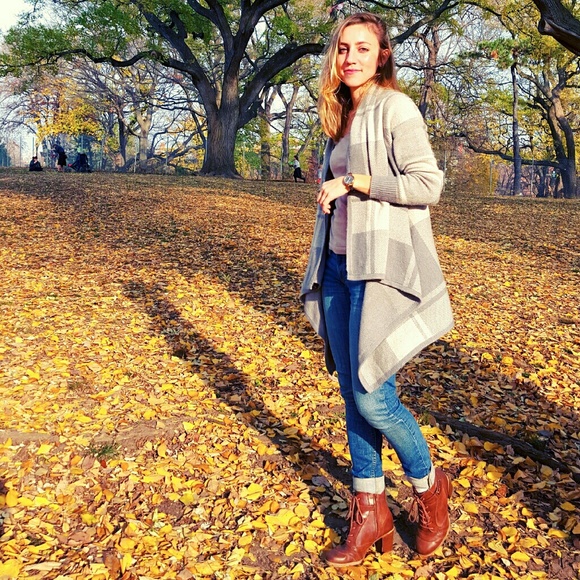 Profile Picture of Kristin Stepniewski (@kristox) on Poshmark