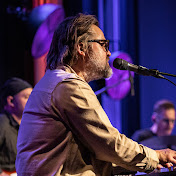 Profile Picture of Jason Upton (@jasonuptonmusic) on Youtube