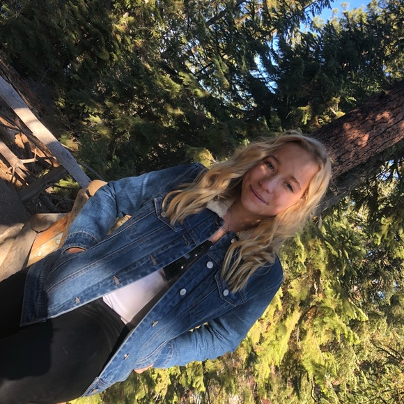 Profile Picture of Olivia Tuller (@oliviartuller) on Poshmark
