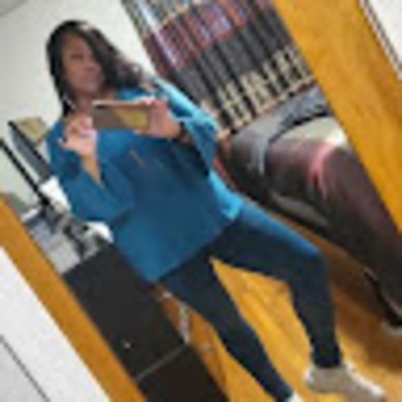 Profile Picture of Candace Lenyard (@candacelenyard) on Poshmark