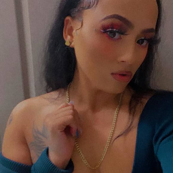 Profile Picture of Tiare Hammond (@tivreh) on Poshmark