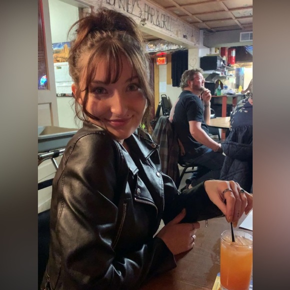 Miranda Cassidy - Poshmark Profile Picture of Miranda Cassidy (@mjcassidy2323) on Poshmark