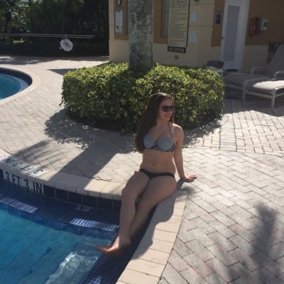 Profile Picture of Chloe Schwartz (@chloeschwartz24) on Twitter