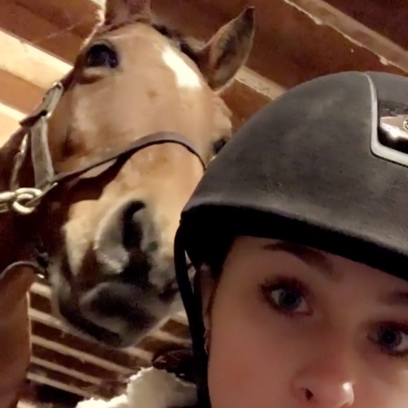 Mia Diluzio - Poshmark Profile Picture of Mia Diluzio (@miadiluzio) on Poshmark