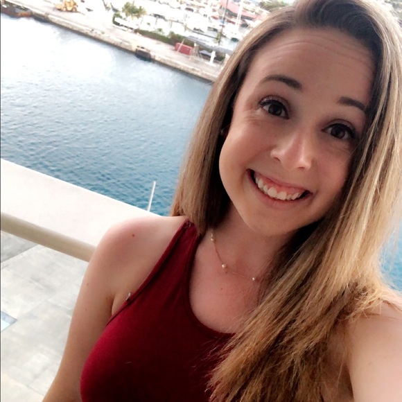 Profile Picture of Savannah Garbus (@savvvvb) on Poshmark