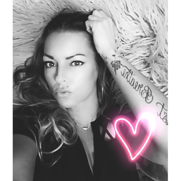 Profile Picture of Krysta Balbas (@kndylac16147) on Poshmark