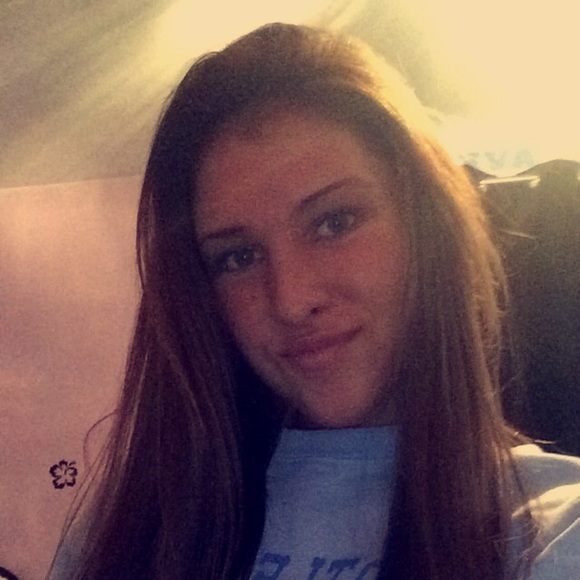 Profile Picture of Olivia Avery (@olivia_avery) on Poshmark