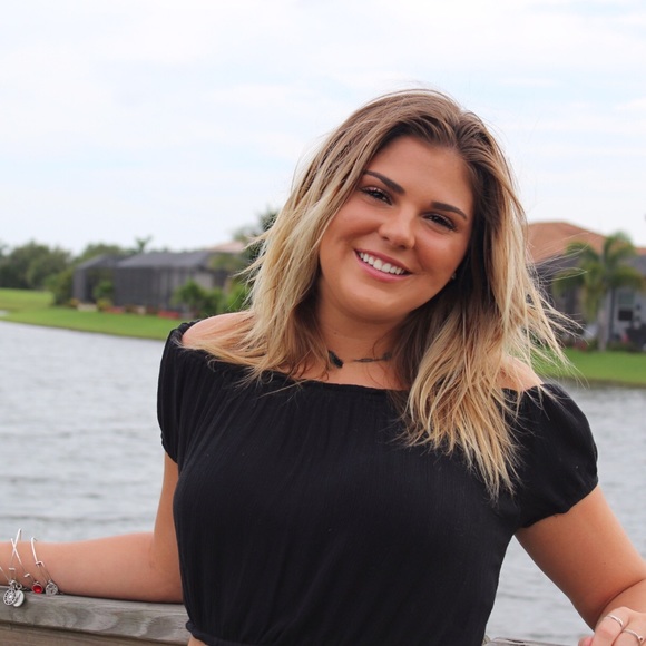 Profile Picture of Lauren Pernice (@lauren_pernice) on Poshmark