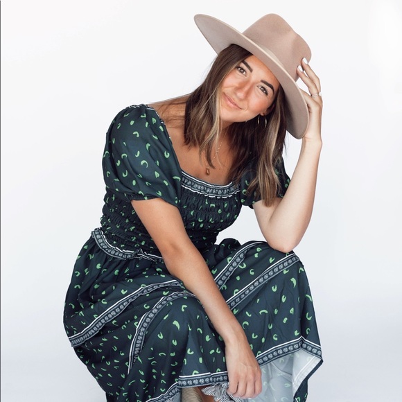 Profile Picture of Caroline Tautu (@carolinetautu) on Poshmark