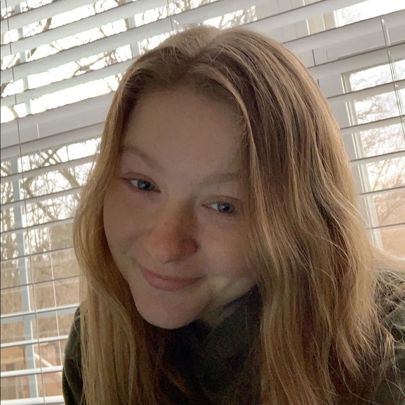 Profile Picture of Abigail Roark (@abigail_roark) on Poshmark