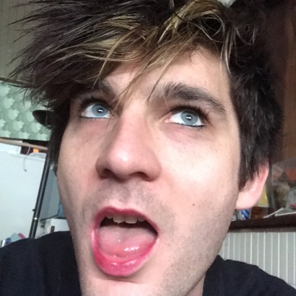 Profile Picture of Chris Reetz (@squarelightbulb) on Poshmark