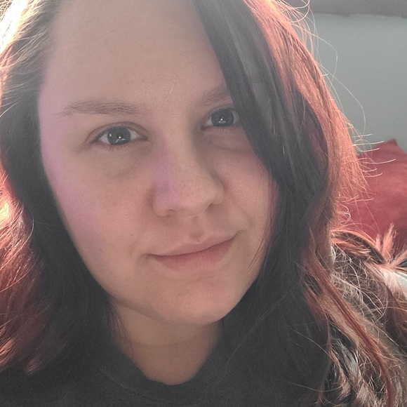 Profile Picture of Amanda Batchelor (@emerald_storm89) on Poshmark