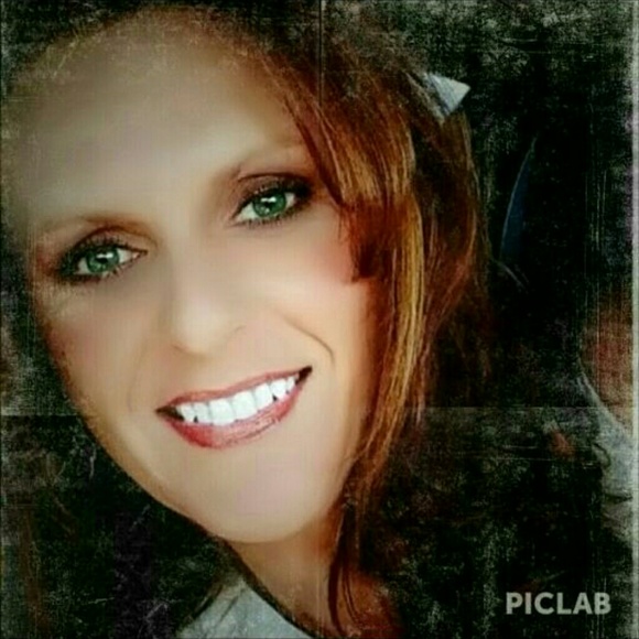 Profile Picture of Trish Moore (@trish531) on Poshmark