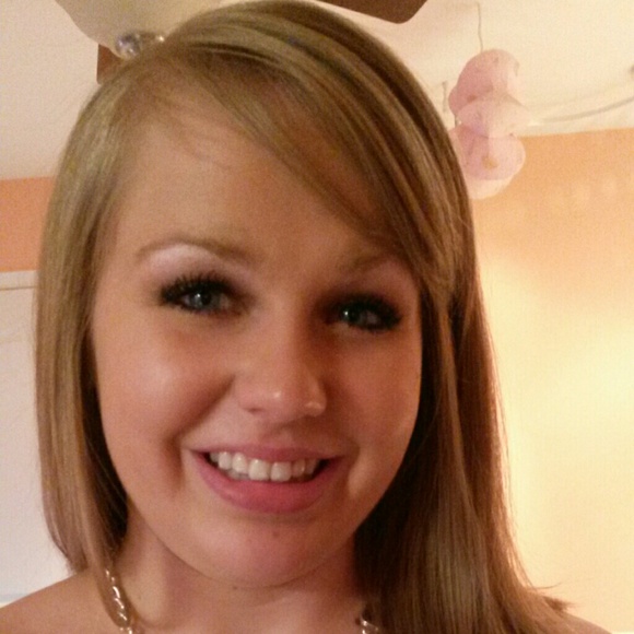 Profile Picture of Rachel Strobeck (@rachelsogn) on Poshmark