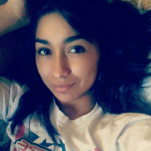 Profile Picture of Leslie Pasos (@lesliepasos) on Poshmark