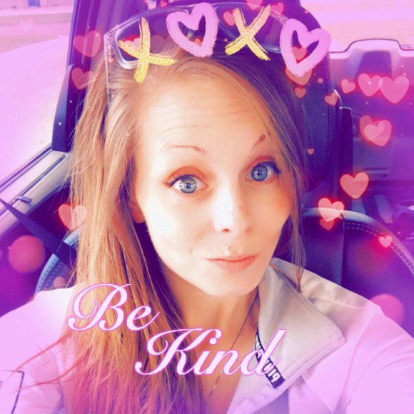 Profile Picture of Heather Schmeets (@schmeetsheather) on Poshmark