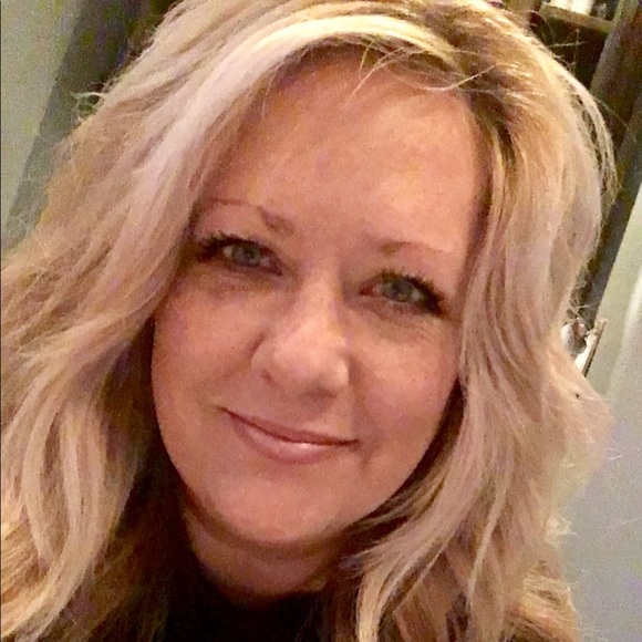 Profile Picture of Danielle Oneal (@mamad45) on Poshmark