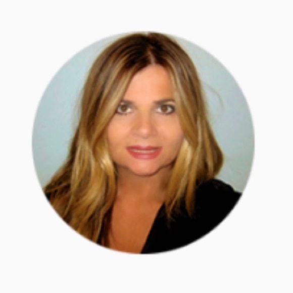 Profile Picture of Jen Morrone (@jenholly33) on Poshmark