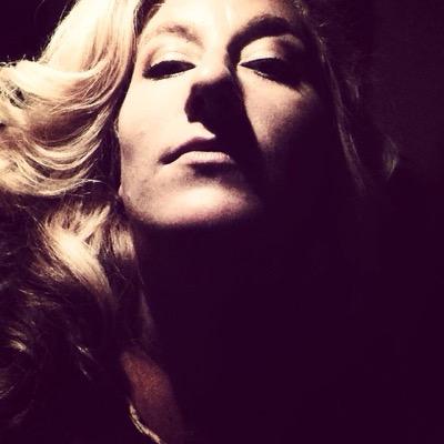 Profile Picture of Alison Blake (@aliblakeart) on Twitter