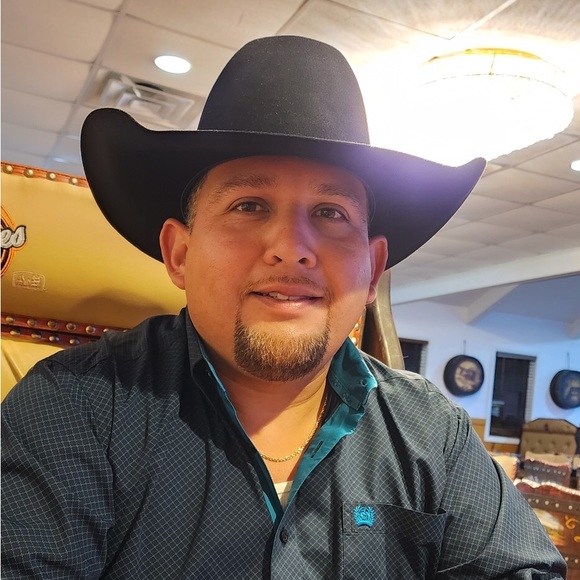 Profile Picture of James Cantu (@james117882) on Poshmark