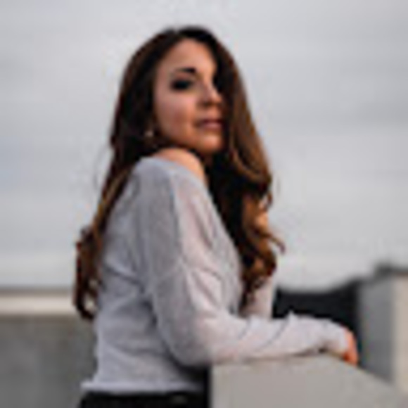 Profile Picture of Amanda Rose (@middlenamerose) on Poshmark