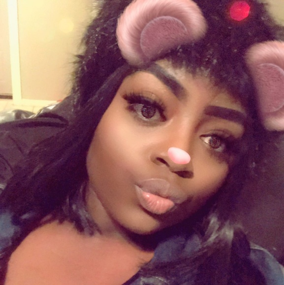 Profile Picture of Montella Dixon (@montelladixon) on Poshmark