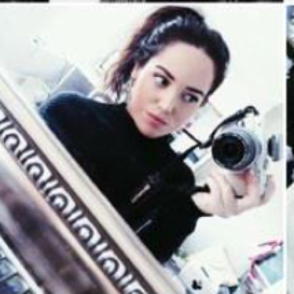 Profile Picture of Ava Marks (@avamarks) on Poshmark