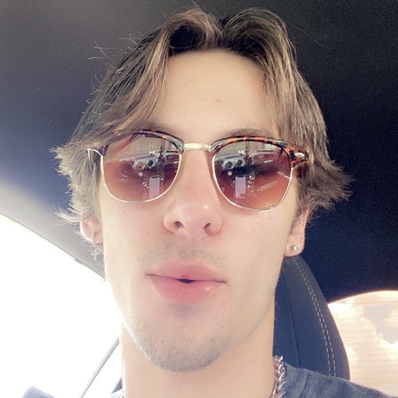 Profile Picture of Andrew Kennelly (@andykenn) on Poshmark