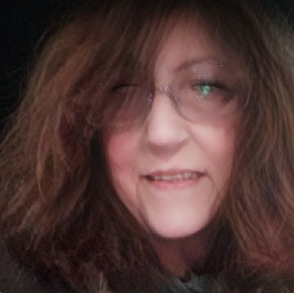 Profile Picture of Shelly Smit (@suziqsue) on Poshmark