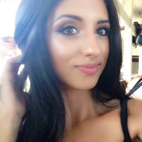 Profile Picture of Deanna Rutigliano (@drutigliano) on Poshmark