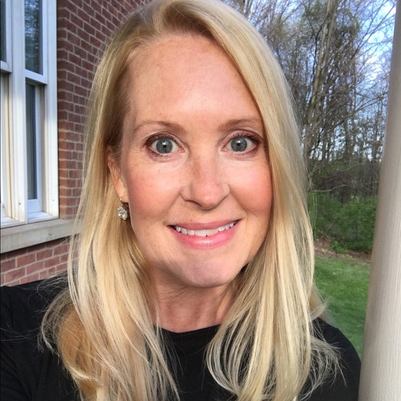 Profile Picture of Amy Wivell (@amywivell) on Poshmark