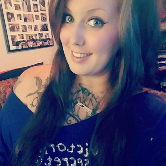 Profile Picture of Leah Bennett (@leah10210) on Poshmark