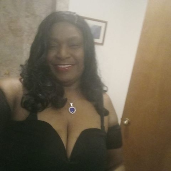 Profile Picture of Angela Mumphrey (@angelamumphrey) on Poshmark