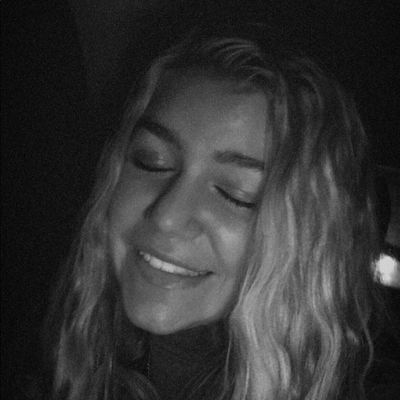 Profile Picture of Lily Sierakowski (@lilysierakowski) on Poshmark