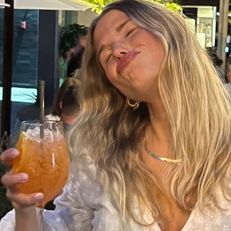 Profile Picture of julia (@jdinius) on Tiktok