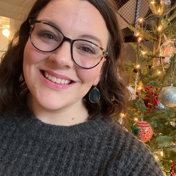 Profile Picture of Elizabeth Ferrier (@vegghedd) on Poshmark