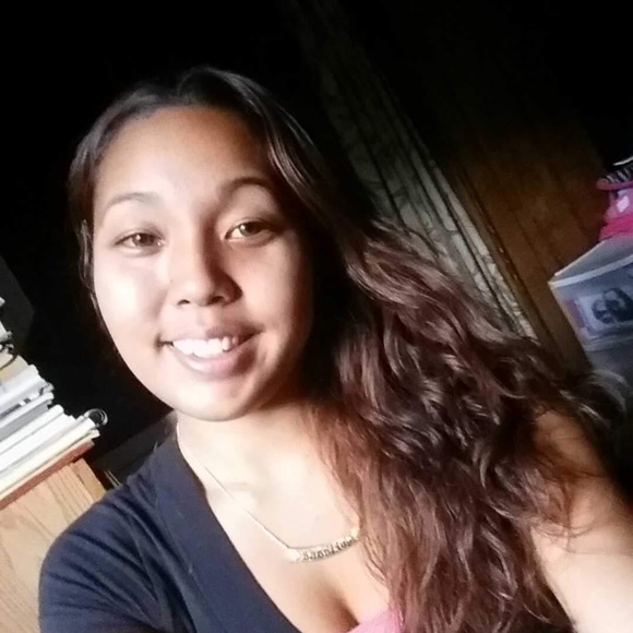Profile Picture of Rayna Hopfe (@raynahopfe) on Poshmark