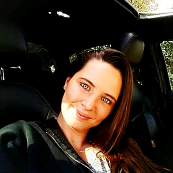 Profile Picture of April Huff (@aprilcorey2016) on Poshmark