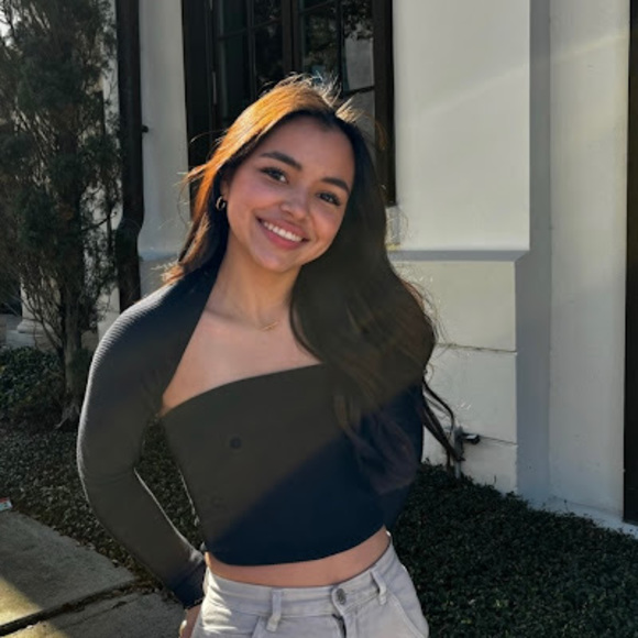 Profile Picture of Ashley Guisao (@gabi_relaa) on Poshmark